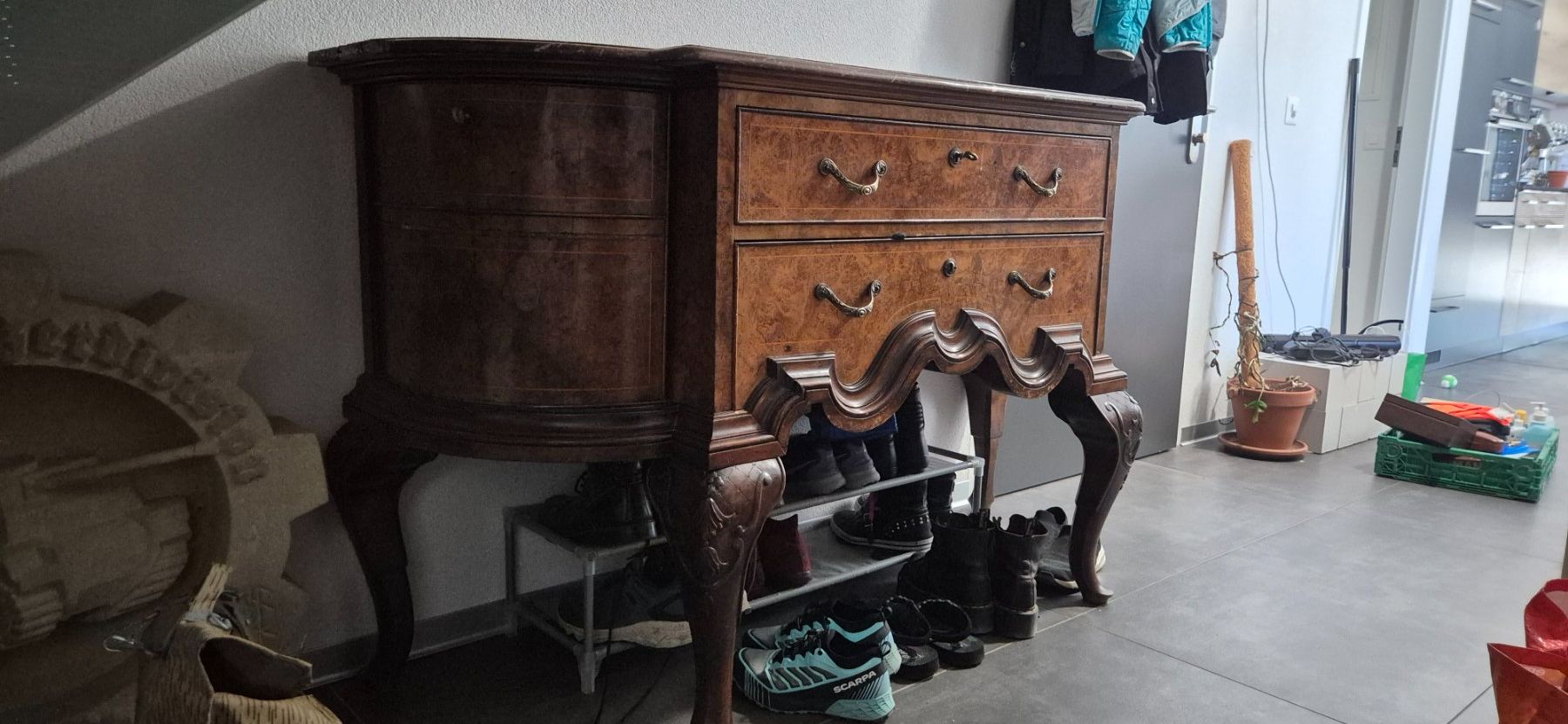 Cassettiere: Kommode mit Marmorplatte Nussbaumfurnier mit Schubladen – Difettoso da Dompierre FR venduto da Kompaniechef