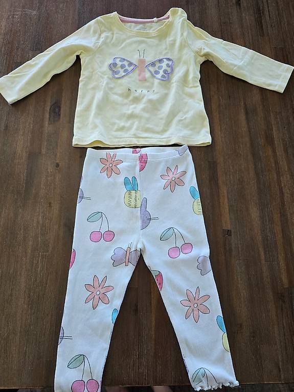 Lotti & Set di vestiti: Set Leggings und Pullover Gr. 86 – Usato da Wattenwil venduto da annina1187