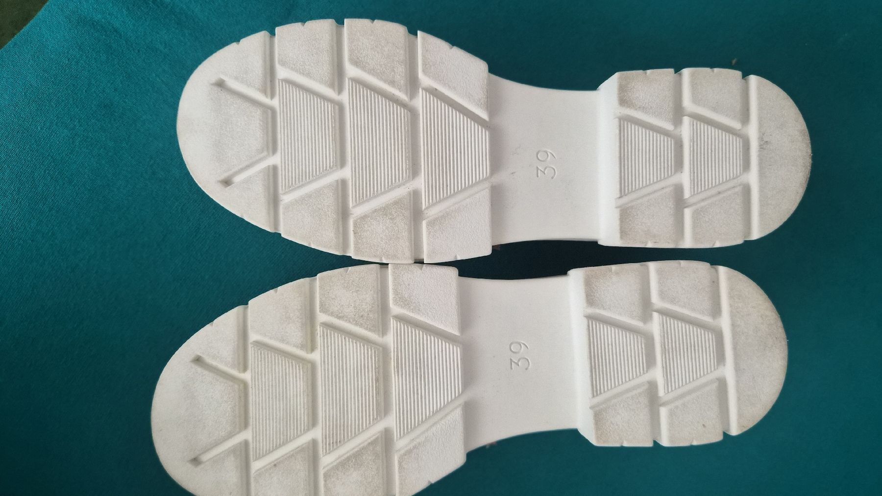 Damenschuhe: slipper gr 39 neuwertig  – Gebraucht aus Romanshorn von Hadrenalin 1