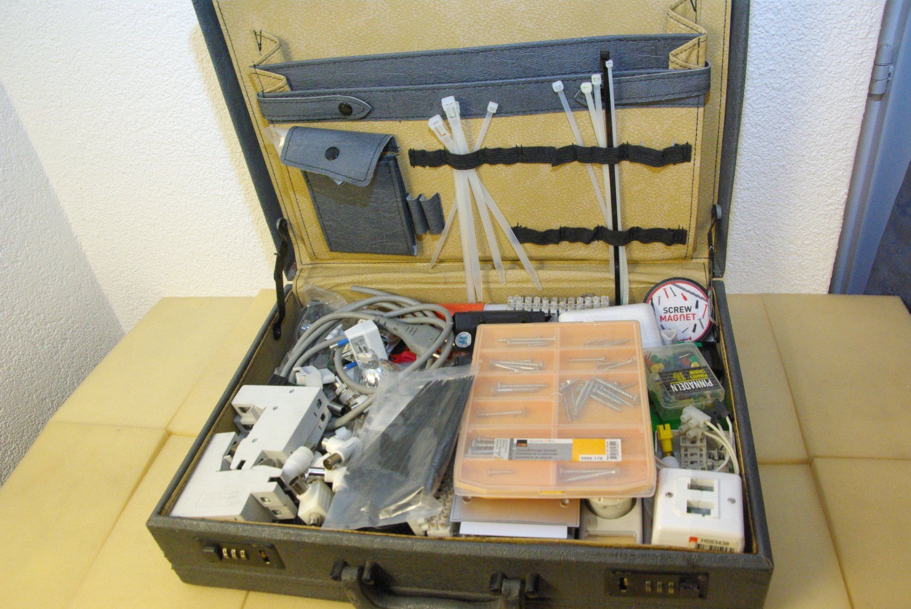 Componenti elettronici: Koffer mit div. Elektro und anderem Mat. – Usato da Herisau venduto da Cevianer1844 1