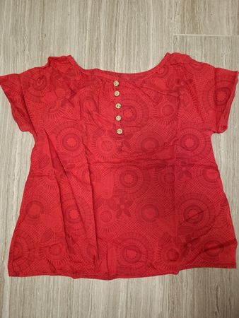 t-shirt rouge léger, taille 122 6-7 ans 