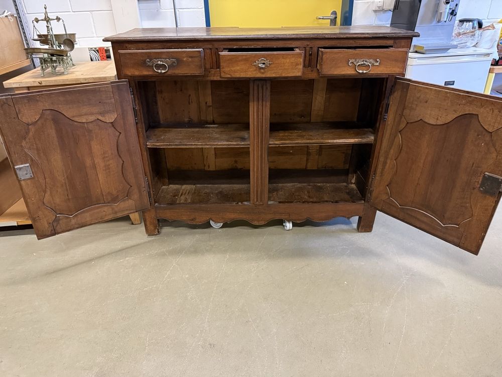 Commodes: Französische provenzalische Anrichte aus Nussbaum - Louis XV – D'occasion à Strengelbach par RaenAntikDesign 1