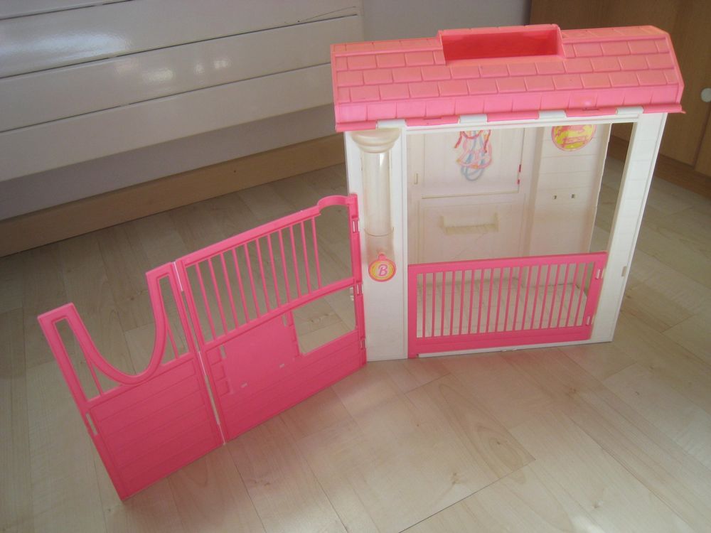 altes Barbie Stall Haus mit viel Zubehör Kaufen auf Ricardo