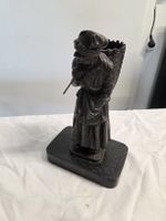 Alte Skulptur/Figur "Bauernfrau mit Korb", 