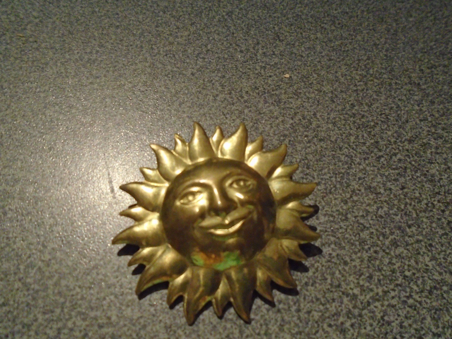 Broschen & Nadeln: Brosche Sonne mit Gesicht, goldfarbig – Gebraucht aus Zürich von abraxas1291