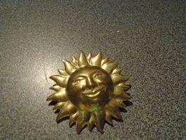 Brosche Sonne mit Gesicht, goldfarbig