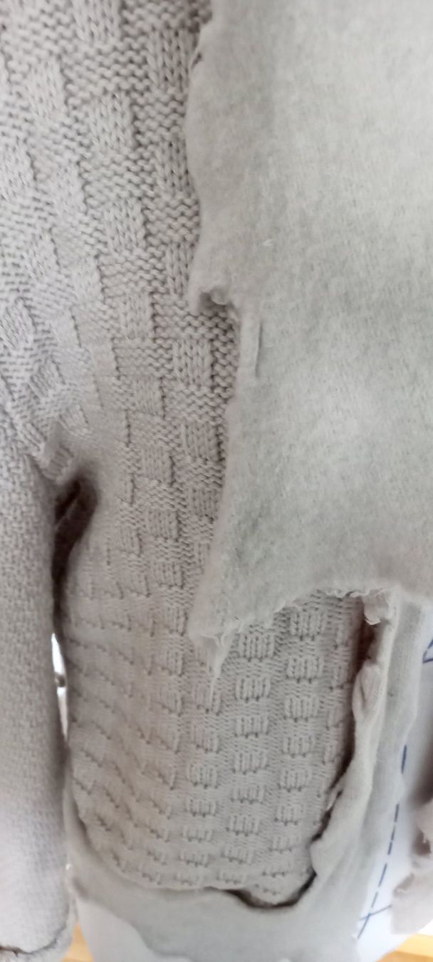 Moschino Giacche: Moschino Strickjacke beige – Usato da Zwillikon venduto da Leewii 4