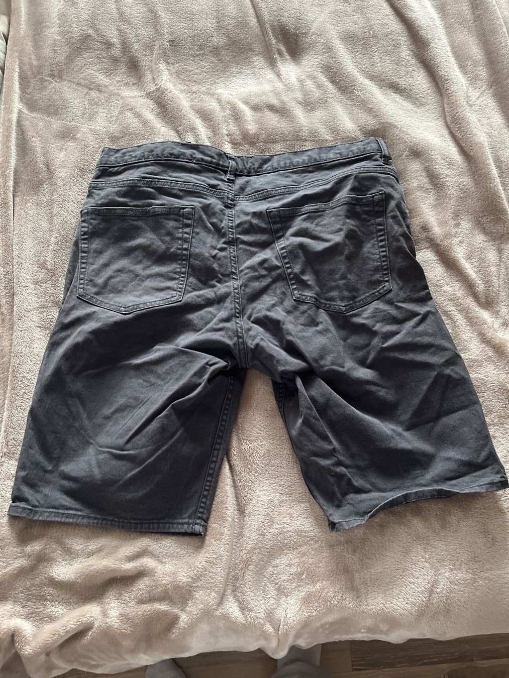 H&M Pantaloni: Short gris H&M – Usato da Le Locle venduto da Mayd_h 5