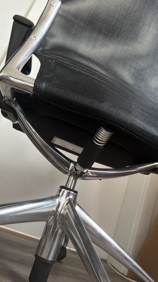 Vitra Sedie: Vitra Meda Chair Leder mit Rollen – Usato da Wolfwil venduto da Poulet60 6