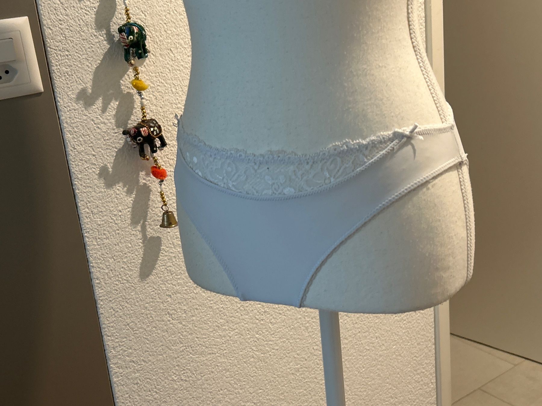 Altra biancheria intima: 2x Damen Slip weiss mit Spitzen – Usato da Brunnen venduto da Nala2929 5