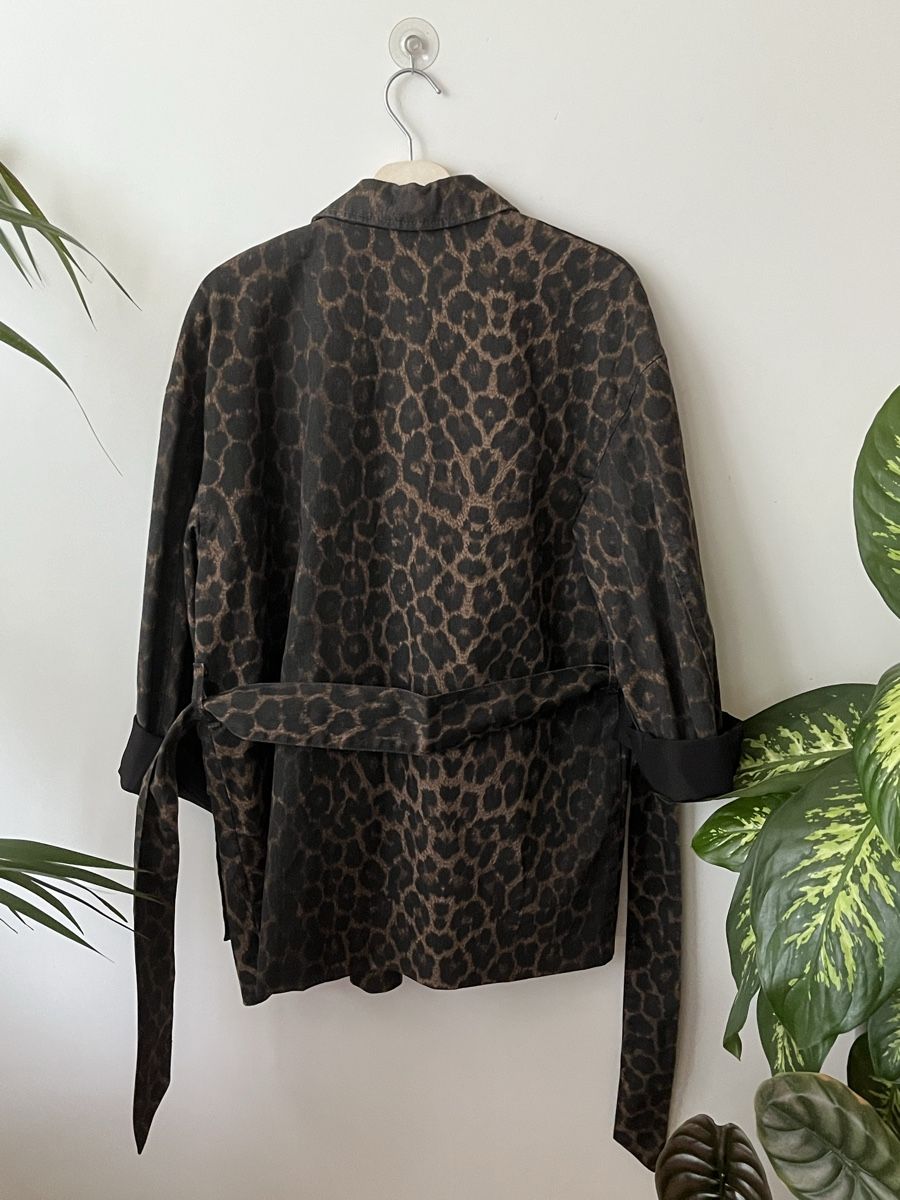 H&M Giacche: Denimjacke in Leo-Optik mit Bindegürtel von H&M – Nuovo e nell'imballaggio originale da Bern venduto da SinaArikan 2