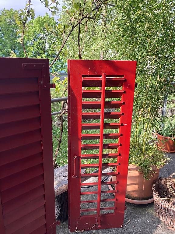 Fensterläden: Rote Fensterläden – Gebraucht aus Emmen von Molinero-yoho 1