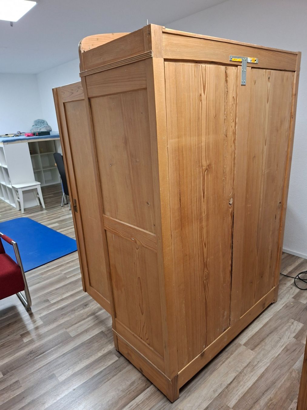 Armadi: Alter Holzschrank – Usato da Hochdorf venduto da Tantemax 2