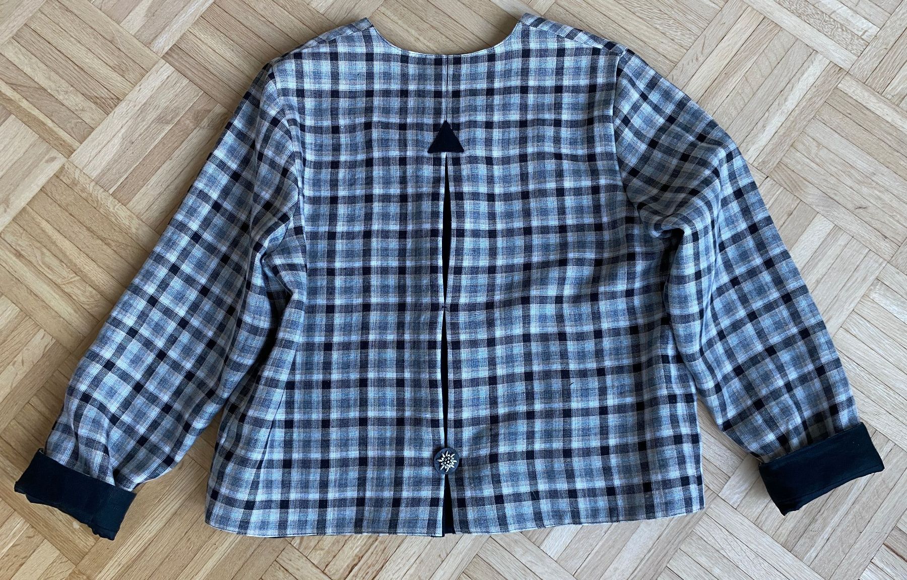 Giacche: wunderschöne Trachtenjacke; 100% Leinen Gr. 42/44 – Usato da Weinfelden venduto da Cheyenne21 5