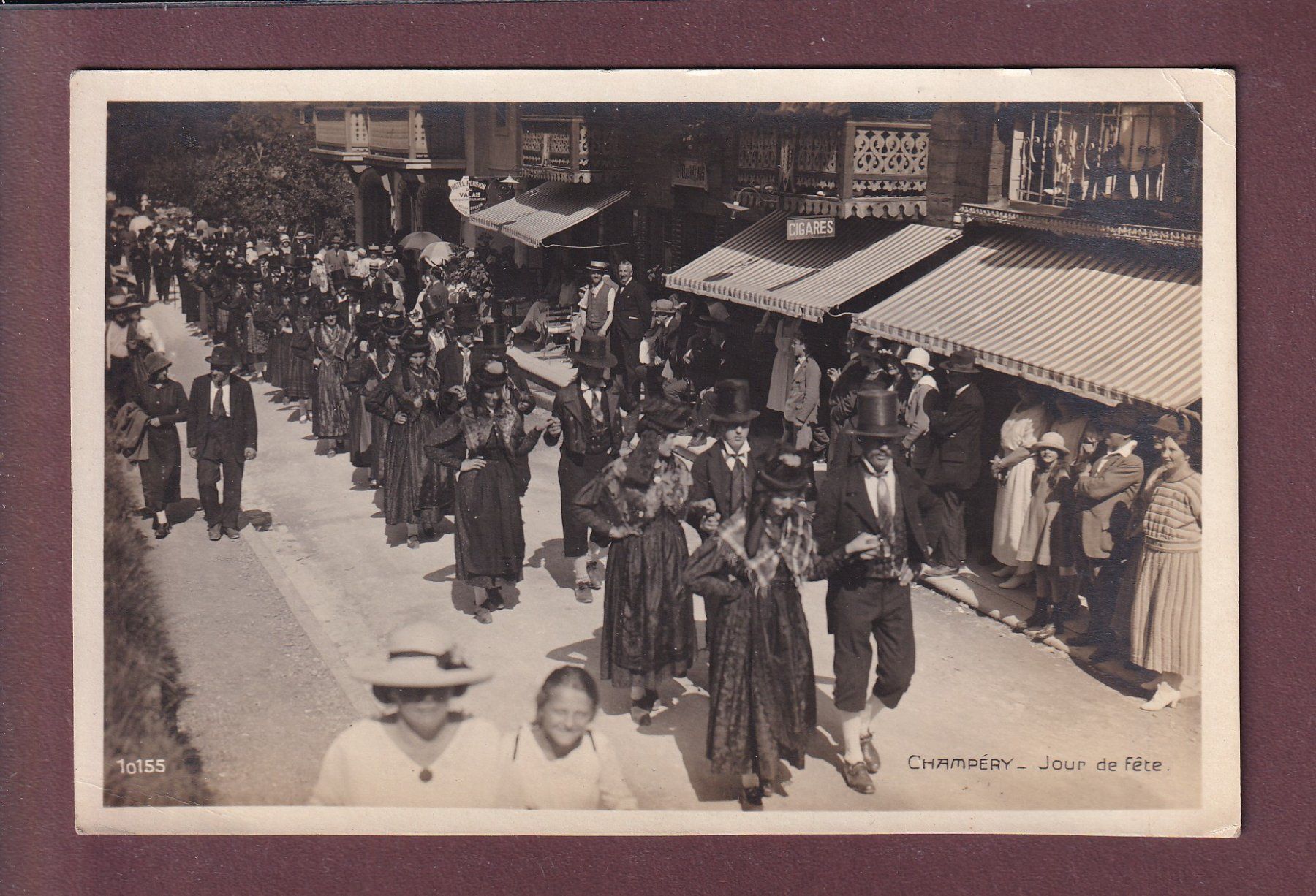 Cartoline postali: CHAMPERY - Jour de fête - Cortège // pli d'angle // – Usato da Pully venduto da nicecards