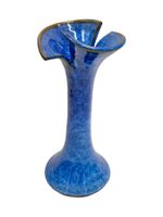 Vase en céramique d'art suisse émaillé bleu. Vase signé