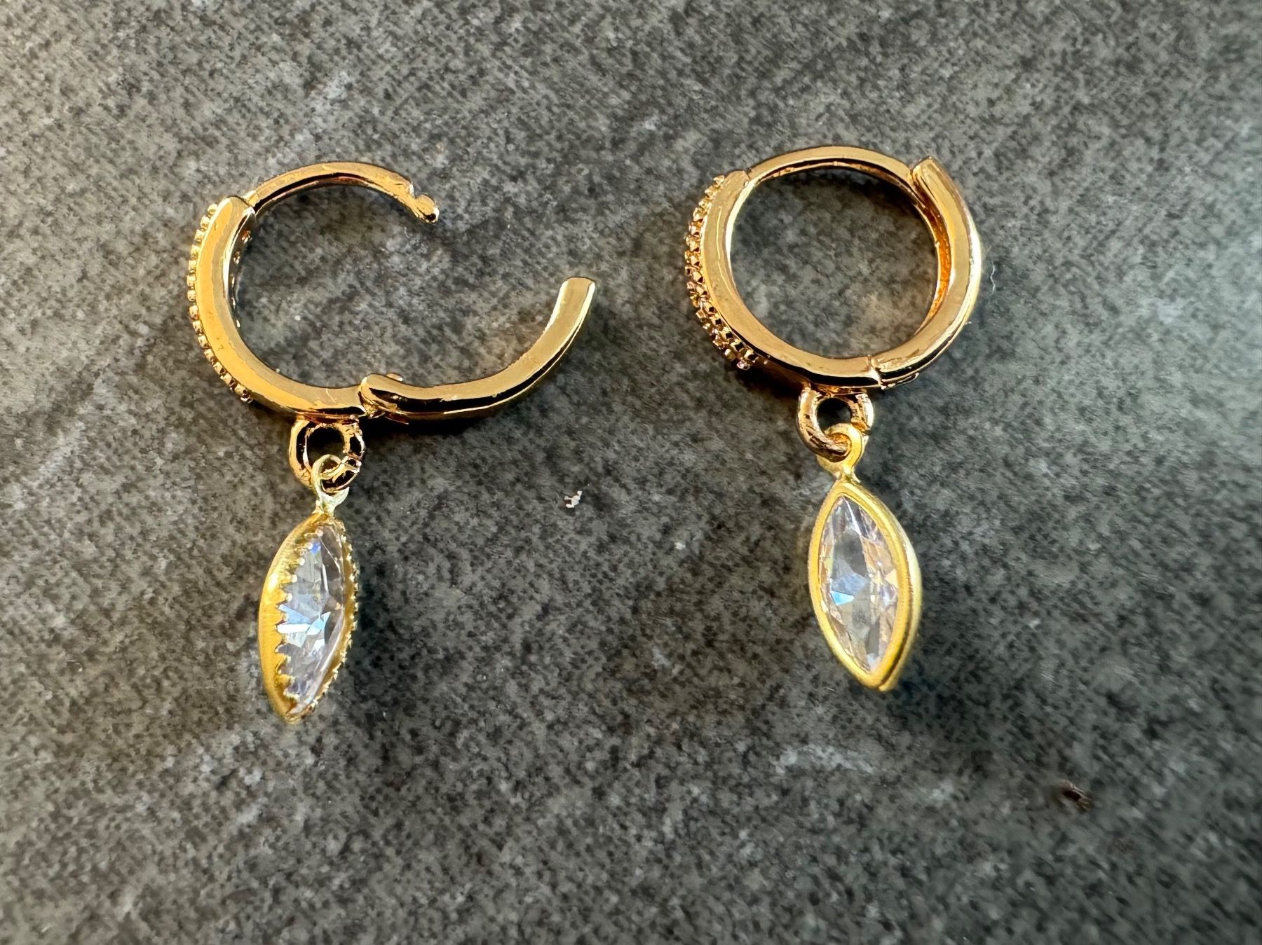 Ohrringe & -stecker: Creolen mit Zirkonia-Anhänger – Neu (gemäss Beschreibung) aus Dübendorf von Sonibell 1