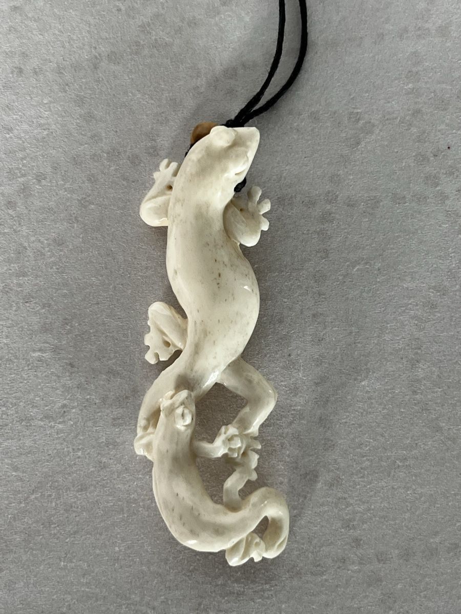 Catenine: Unique Hand-Carved Gecko Pendant Necklace Bone – Nuovo (secondo la descrizione) da Moehlin venduto da Balirain