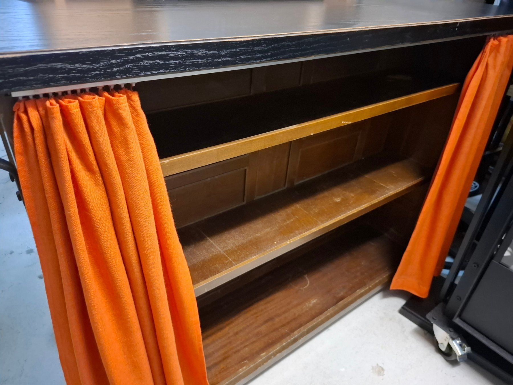 Equipement de magasin & Foires: Thekenmöbel Holz dunkel mit Vorhang gebraucht – D'occasion à Oeschenbach par Maspa49 2