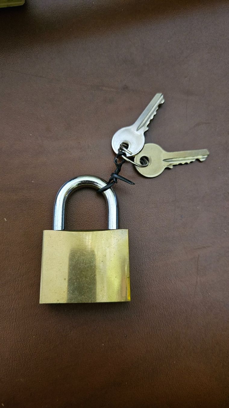 Tutti gli attrezzi: Grande lucchetto con 2 chiavi – Usato da Melano venduto da H-Sara