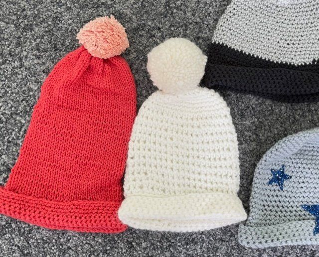 Copricapi, berretti & cappellini: Winter Set/Mützen 4 Stück Neu – Nuovo e nell'imballaggio originale da Au ZH venduto da Jaggy4 2