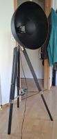 Schwarze Stehlampe im Industrial Design