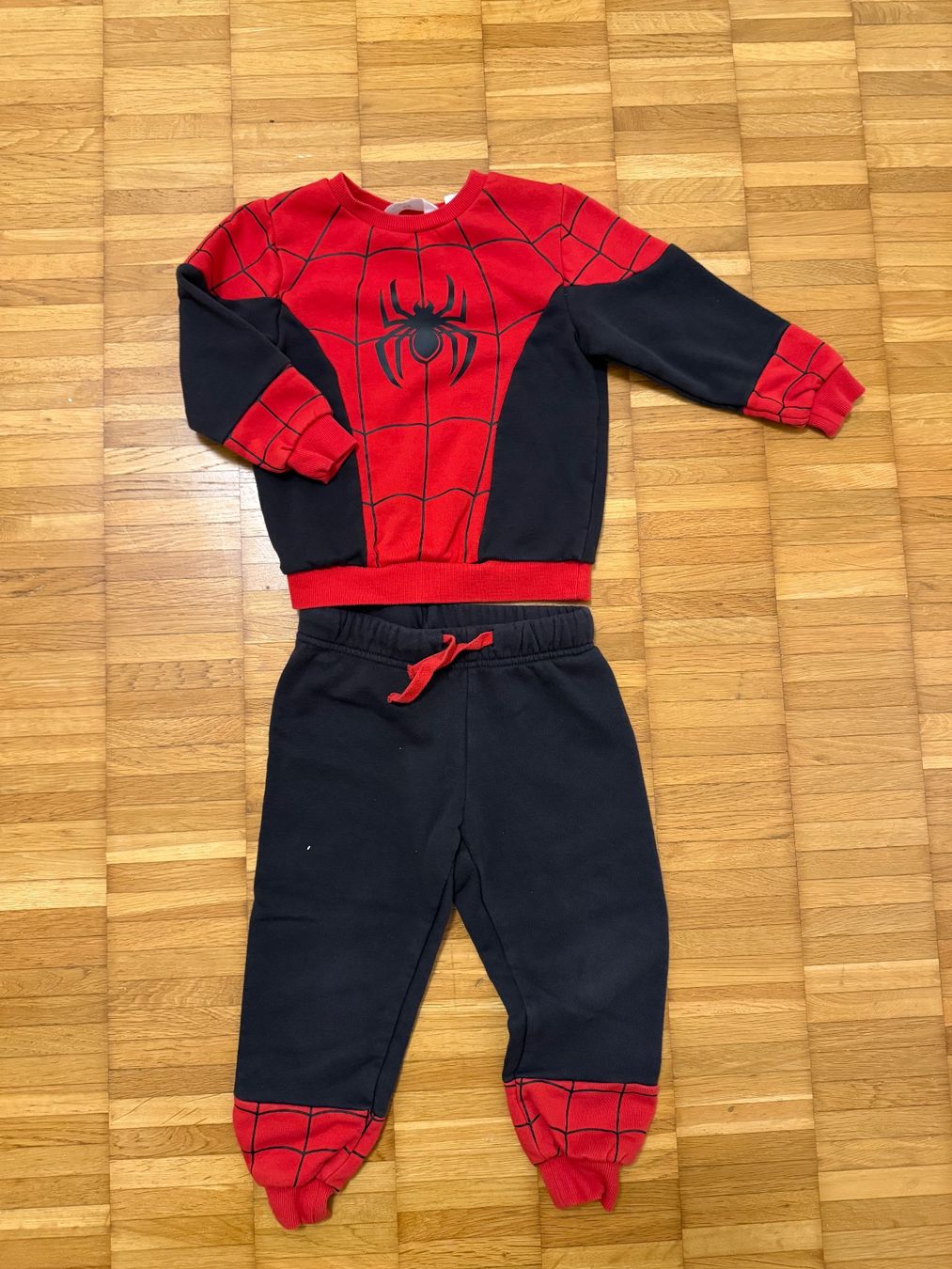 H&M Lotti & Set di vestiti: H&M 2teiliges Spiderman Set Gr 104 – Nuovo (secondo la descrizione) da Richterswil venduto da Eunoia85