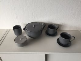 Théière scandinave avec sucrier, crémier et deux tasses