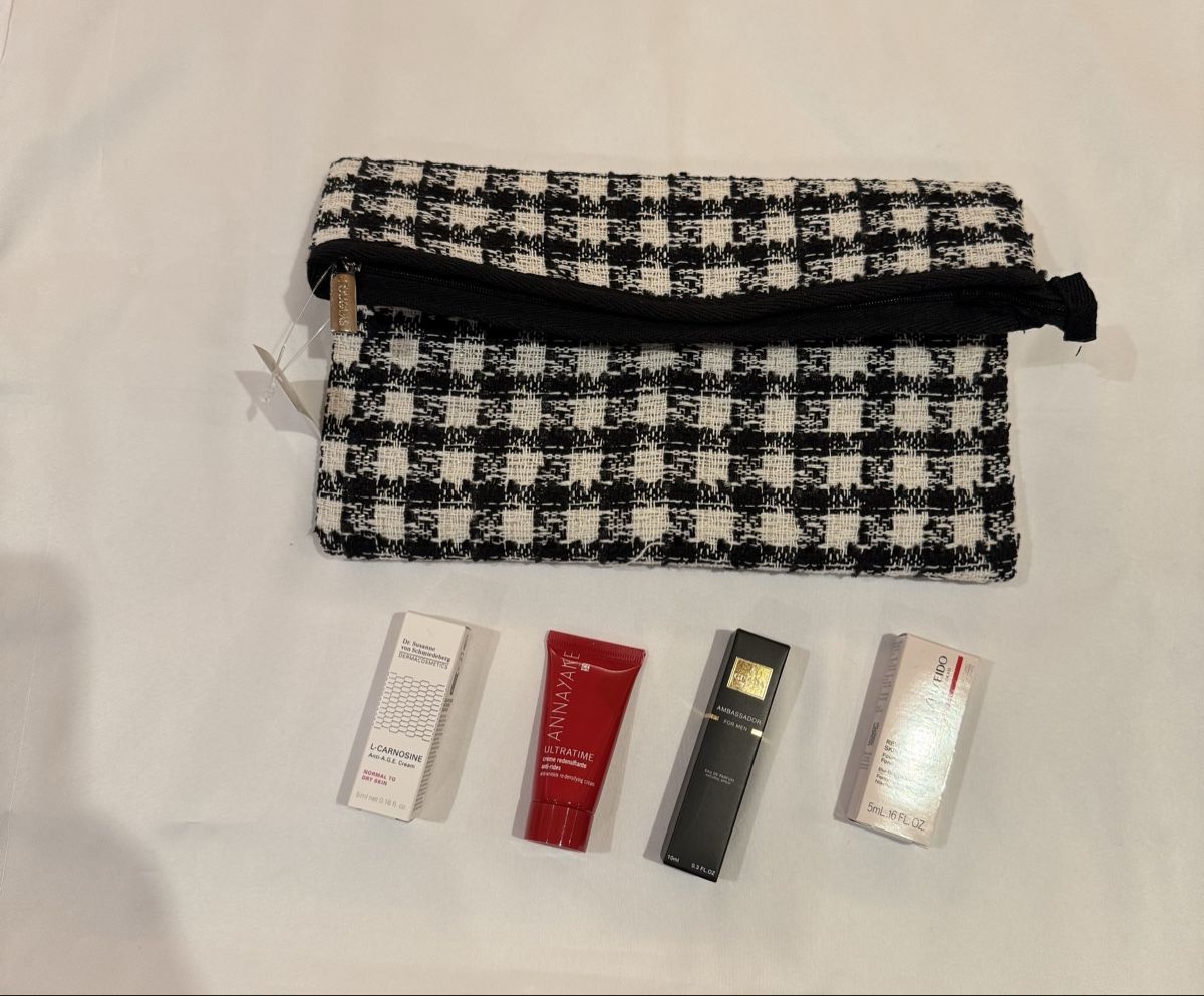 Trousses de maquillage: Pochette Douglas  neuve  – Neuf avec emballage d'origine à féchy par sauciflard53