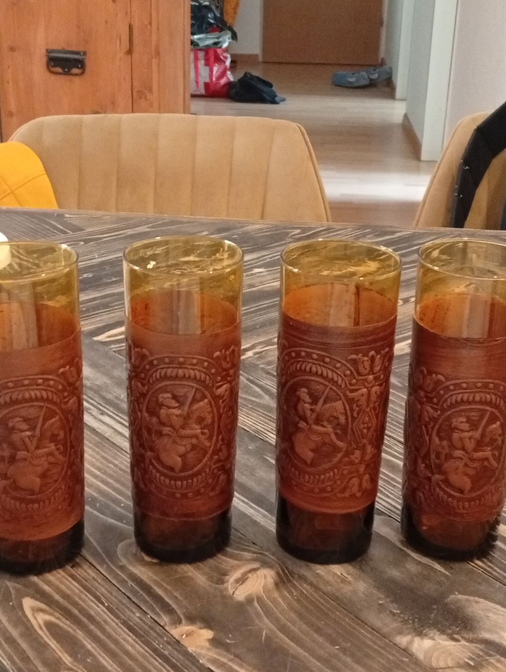 Gläser: bernsteinfarbene Highball-Gläser aus den 1960er oder 1970er. – Gebraucht aus Engelburg von CH.Me