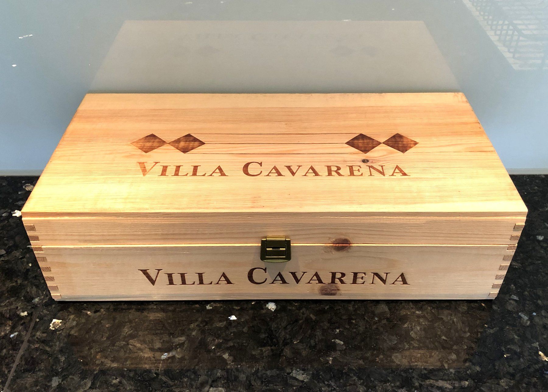 Sonstiges: Weinkiste "Villa Cavarena" – Gebraucht aus Rüti ZH von Jasna89