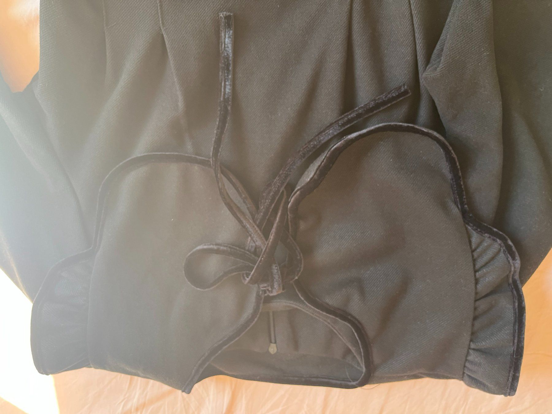 Kleider: Tailliertes Y2K-Samtkleid mit edler Paspelierung, Größe S – Gebraucht aus Zürich von Sakura888 2