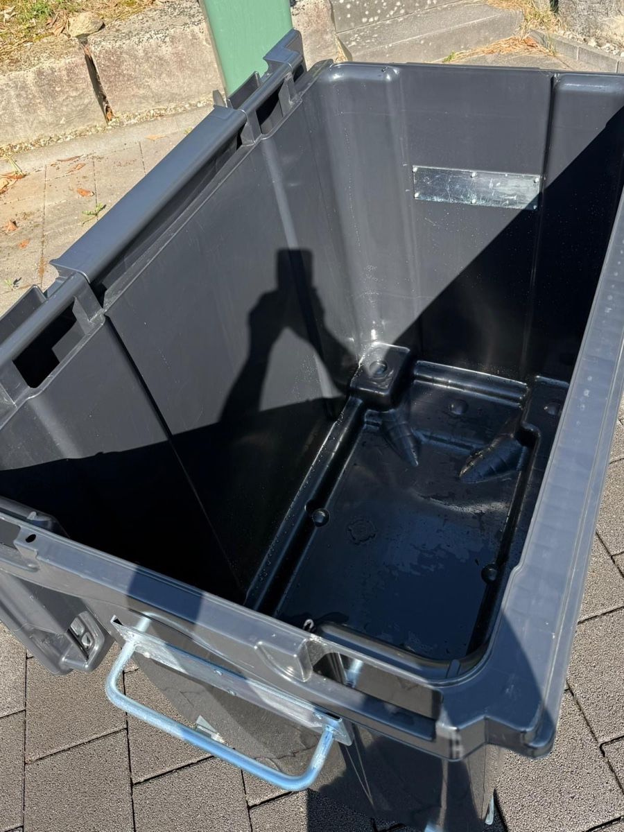 Korpus: Abfallcontainer 660L mit Deckel und Rädern – Neu (gemäss Beschreibung) aus Birrwil von Rothys72 1