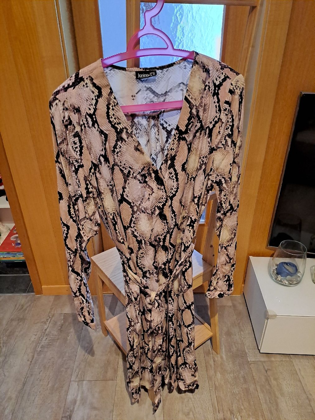 Kleider: Kleid Schlangenmuster Grösse EUR 42  – Gebraucht aus Rickenbach LU von bishiida