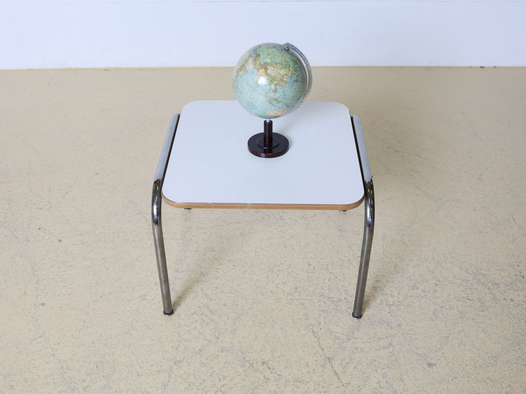 Dietiker Tables: Marc Eichenberger Beistelltisch | Weiss Chrom – D'occasion à Meinisberg par atelier_TILIJA