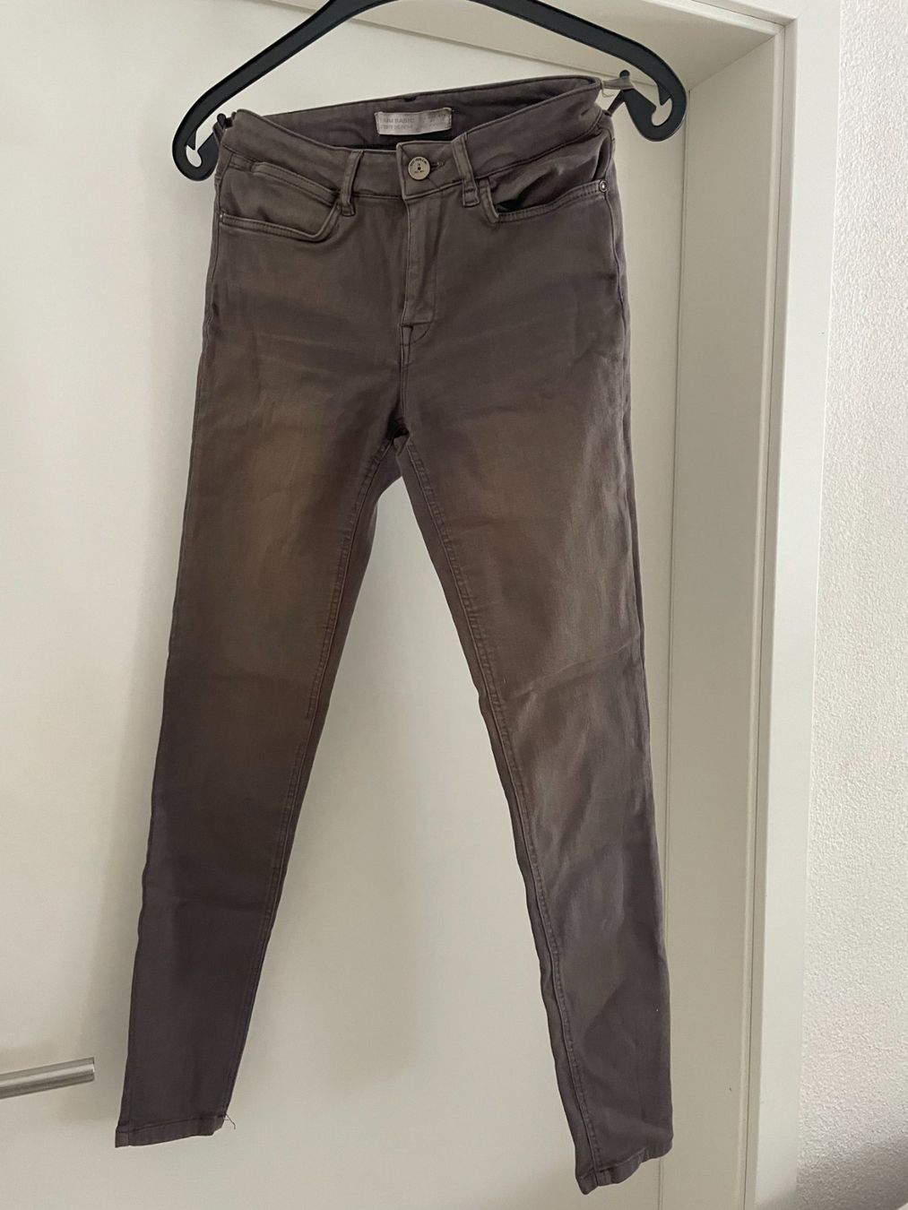 Zara Jeans: Zara Basic Jeans, Gr. 36, grau – Nuovo (secondo la descrizione) da Spreitenbach venduto da Webtempel