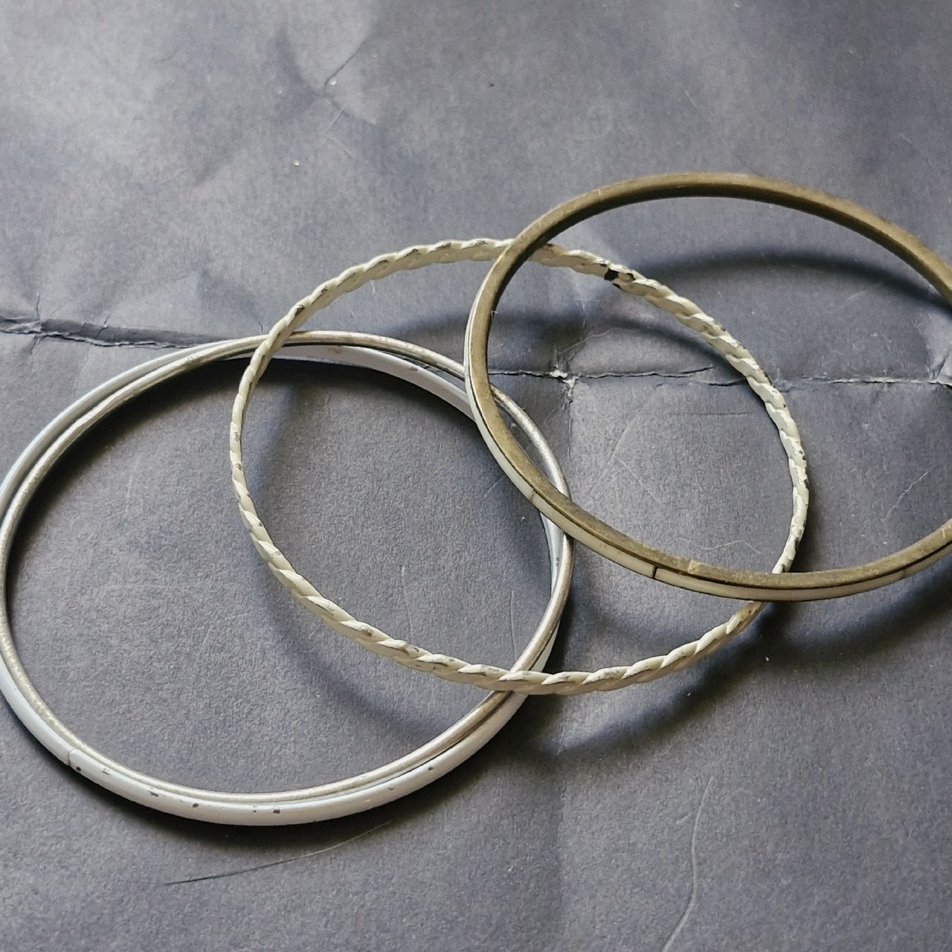 Autres bijoux: lot de bracelets blancs  – D'occasion à Neuchâtel par yas_zdb7 1