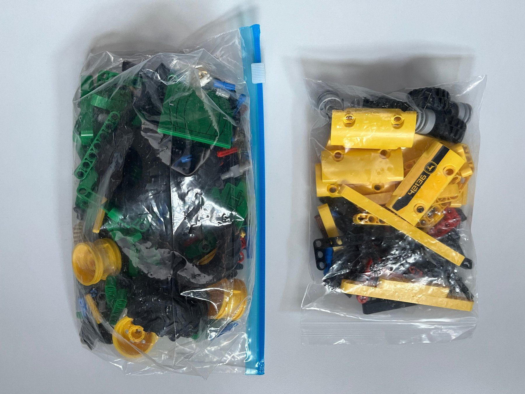 Lego Baukästen: LEGO Technic 42136 John Deere Traktor ab Fr. 1.-! – Gebraucht aus Fraubrunnen von  2