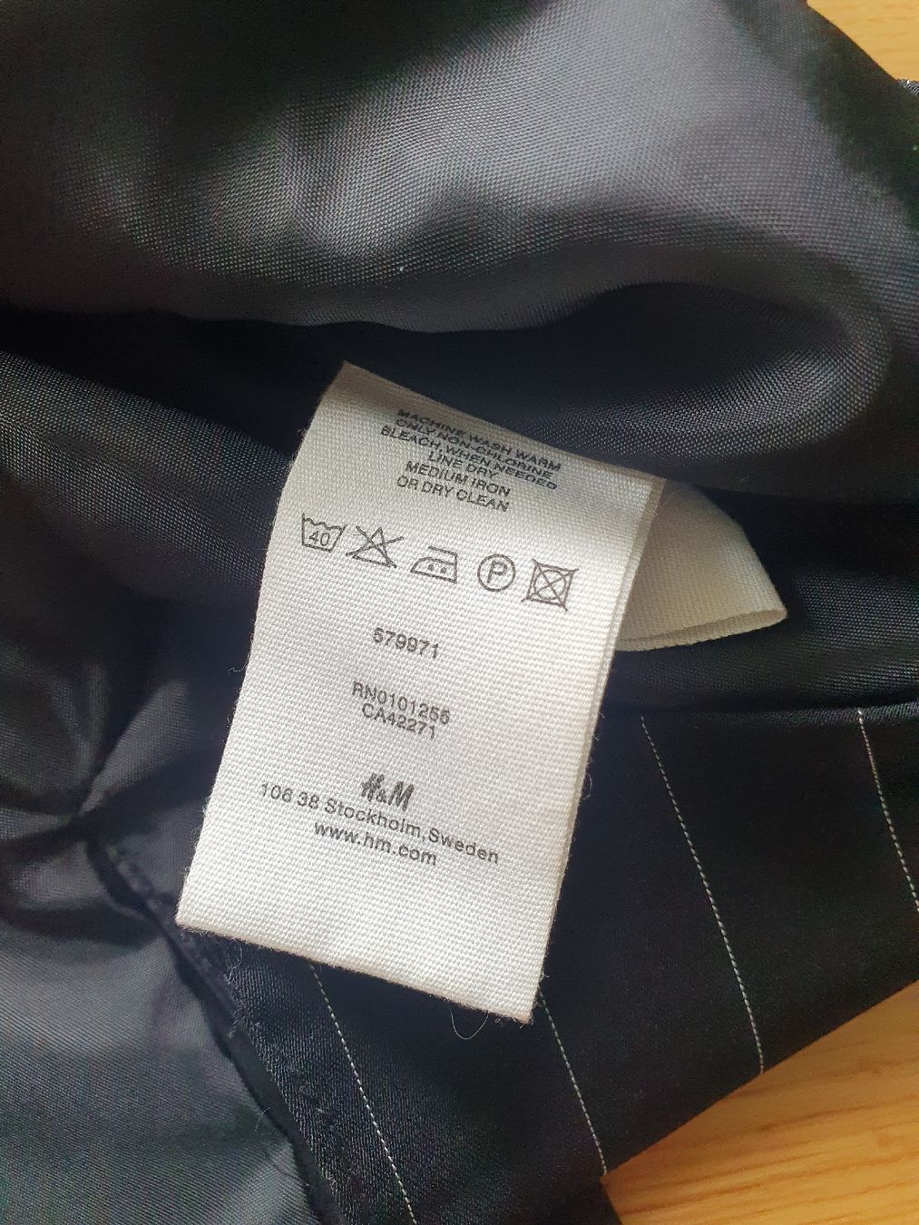 H&M Giacche: Blazer tailliert Gr. 36 Damen schwarz gestreift – Usato da Füllinsdorf venduto da areyouafreaktoo 2