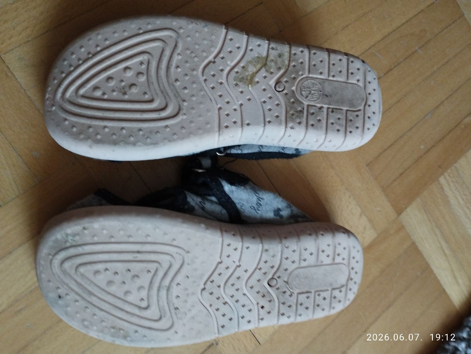 Scarpe per ragazzi: Leichter Mickey Mouse Hausschuh Gr. 28 – Usato da Wangs venduto da Gabrill 1