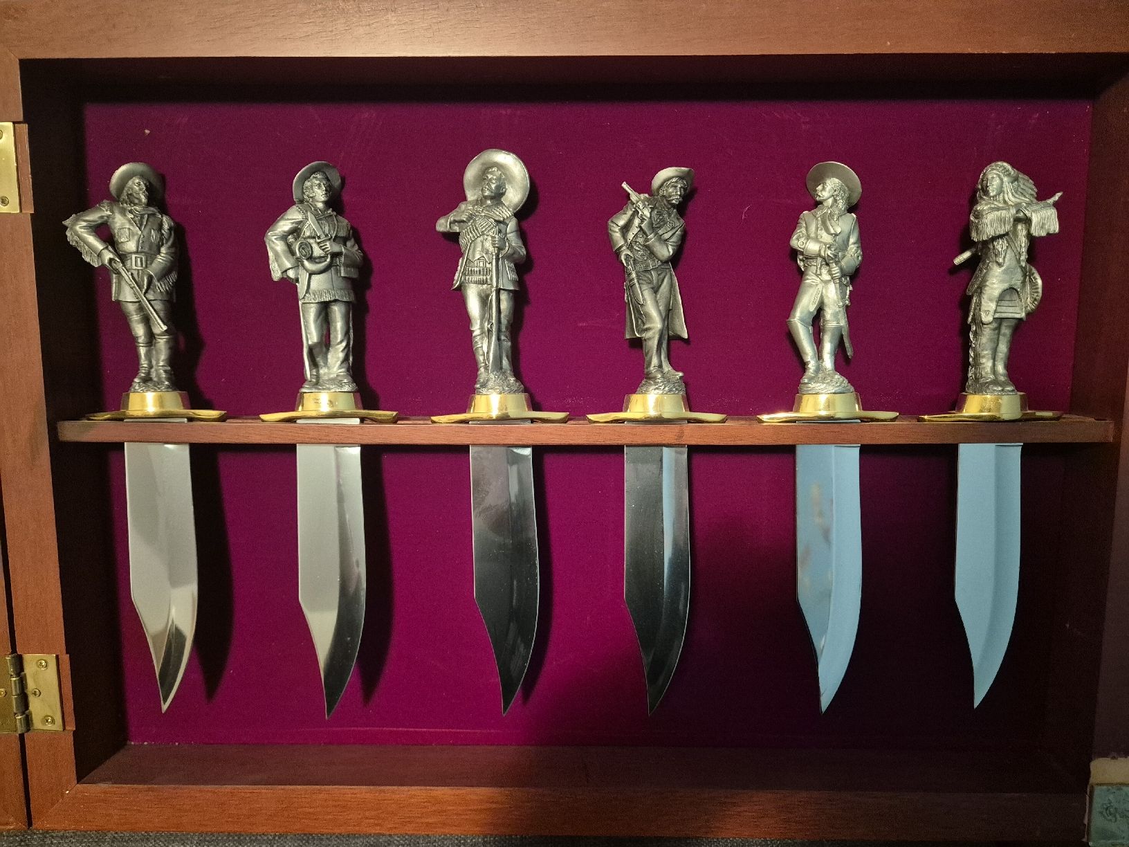 Coltelli: Messer-Sammlung im Holzkasten – Usato da Binningen venduto da rom_9ls7