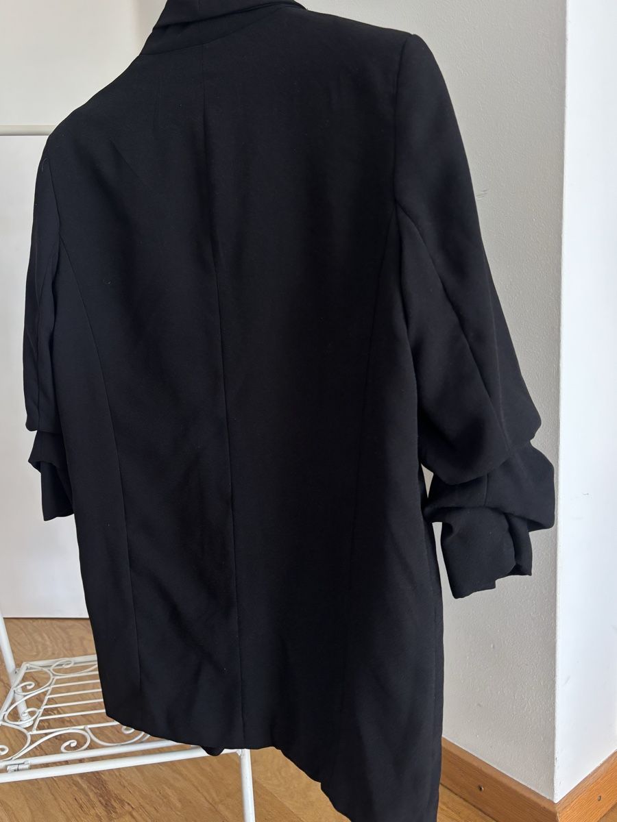 Stradivarius Giacche: Stradivarius schwarzer Blazer mit gerafften Ärmeln - Size S – Usato da Basel venduto da AnninaD97 3