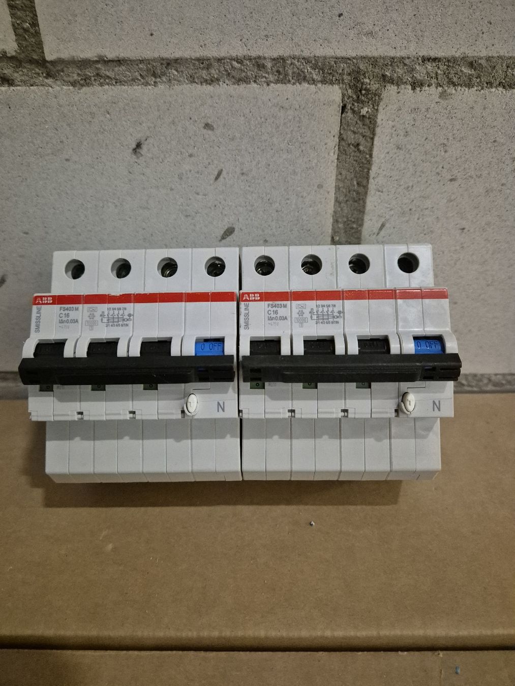 ABB Componenti elettronici: ABB Leitungsschutzschalter 2 Stück FS403M C16 0.03A – Usato da Adlikon b. Andelfingen venduto da mat_8bn8