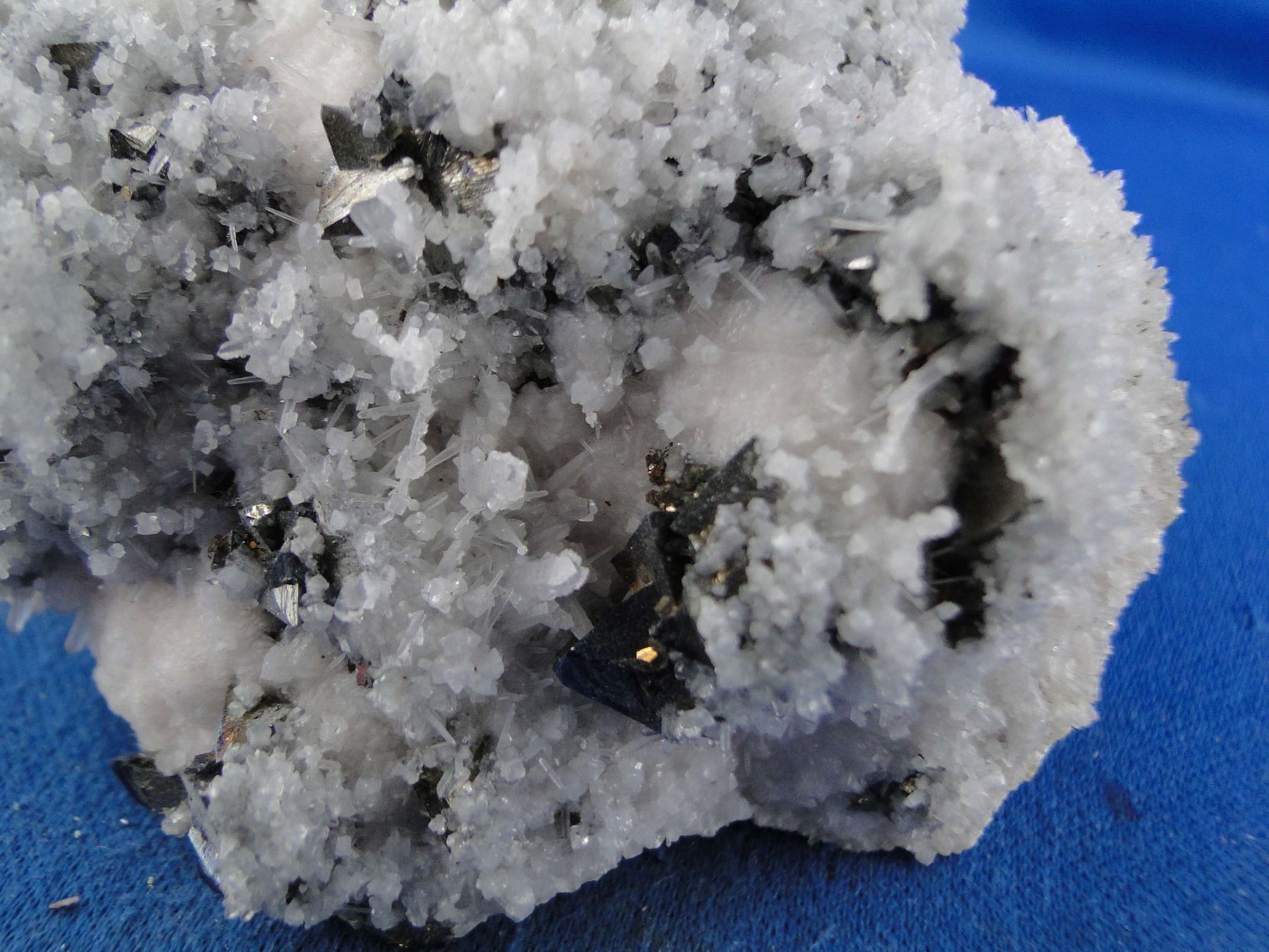 Minerali & Pietre curative: Tetrahedrit auf Bergkristall – Usato da Schinznach Bad venduto da Demerald 3