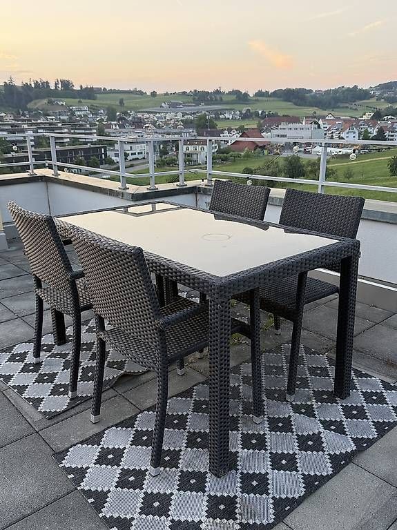 Set di tavolo e panche: Garten Tisch mit 4 Stühlen – Usato da Wil SG venduto da unikat