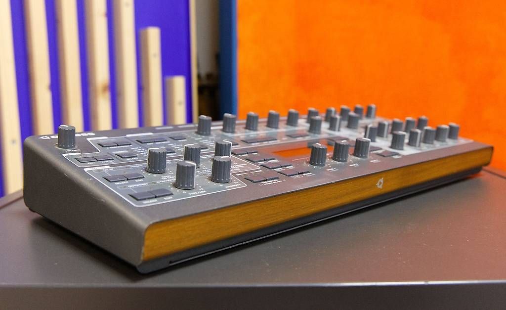Strumenti musicali: Virus TI 2 Desktop – Usato da Davesco-Soragno venduto da nicolomariani 1