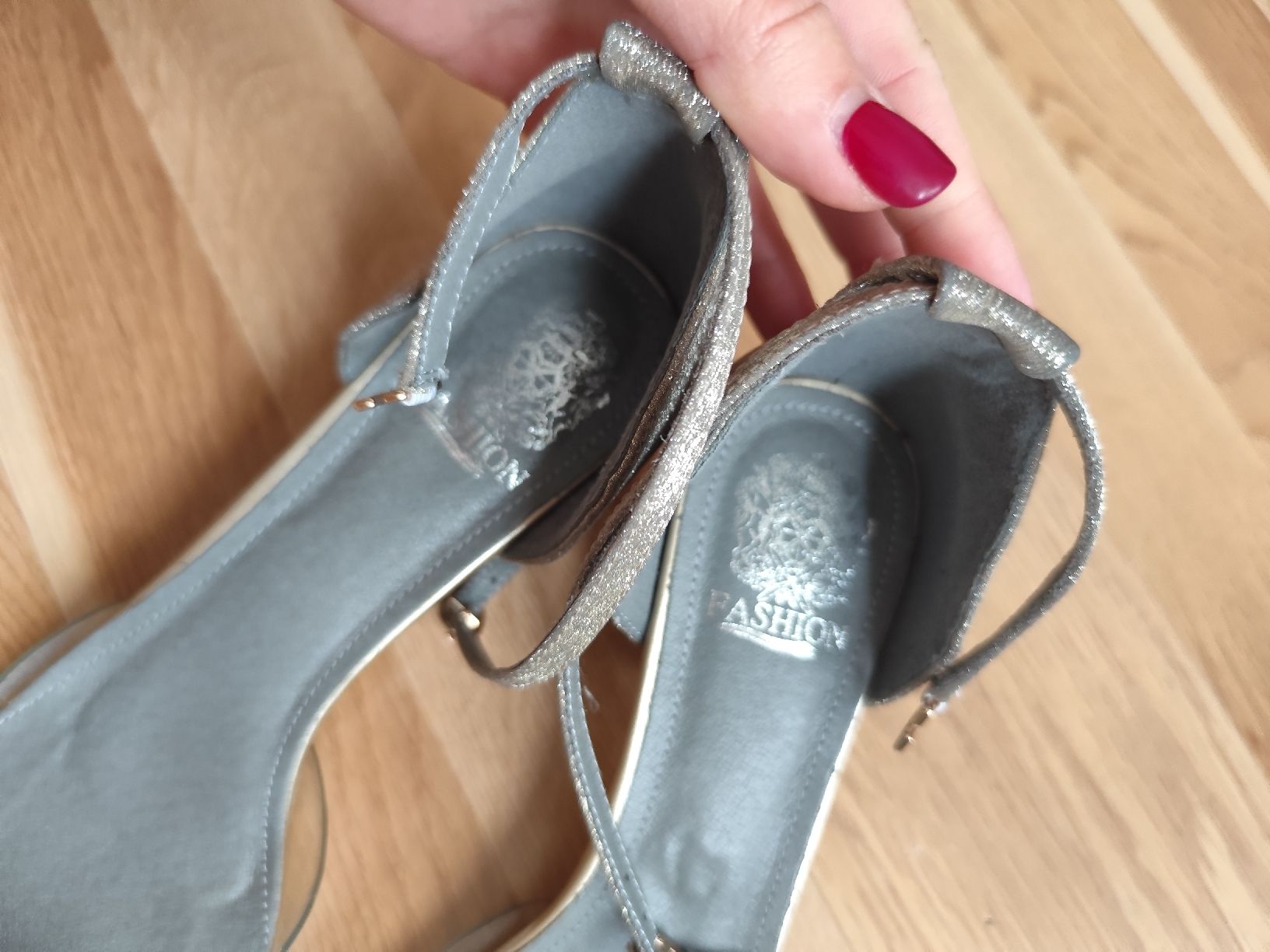 Scarpe da donna: Silver Glitter Occasion Heels, Size 39 – Nuovo (secondo la descrizione) da Mägenwil venduto da VintageGirly 3