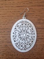 Ein Ohrring oval weiss filigran