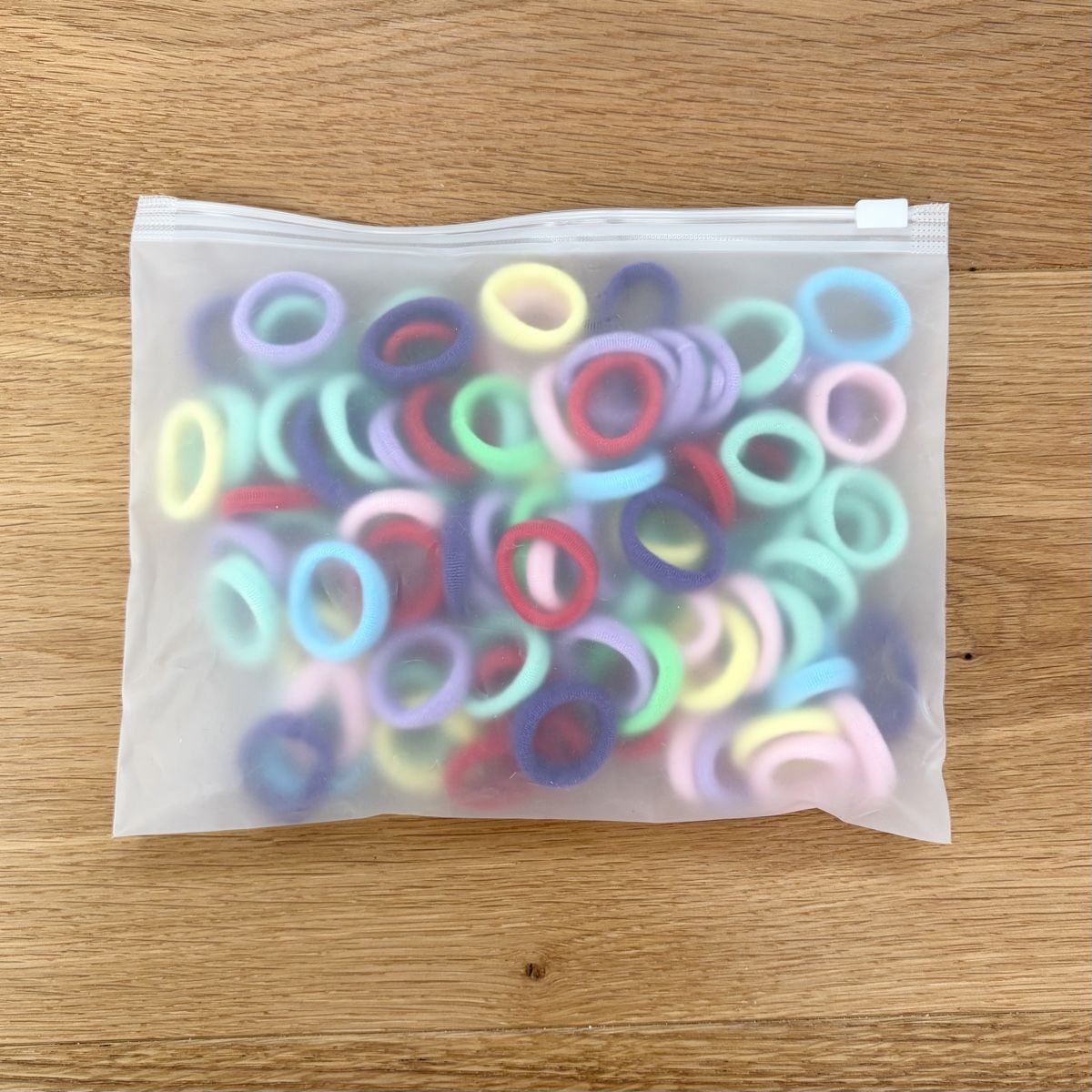 Accessori per capelli: 100 Haargummis, verschiedene Farben, NEU! – Nuovo e nell'imballaggio originale da Hinwil venduto da crn139