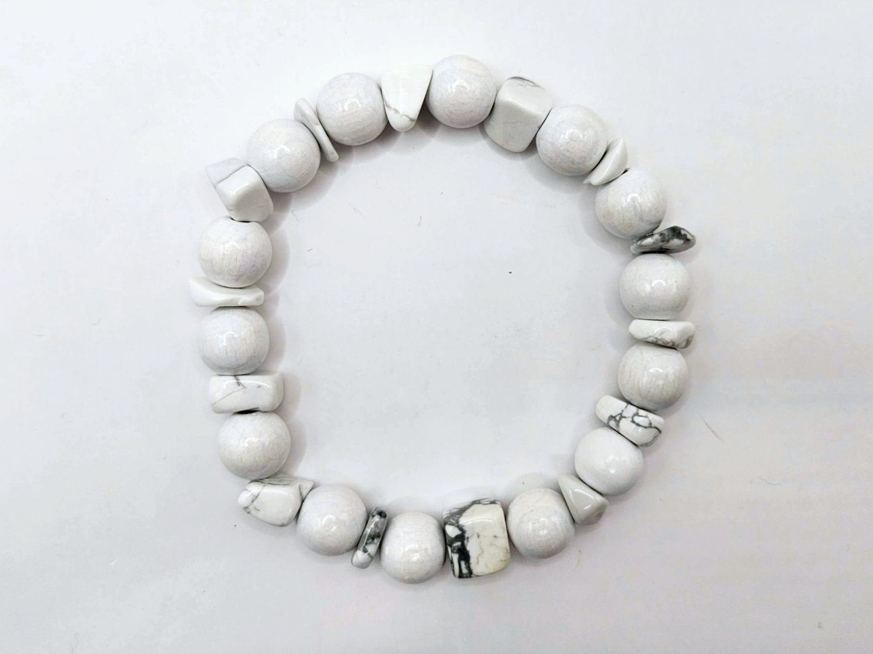 Armbänder & -reifen: Holz-Armband mit Howlith Weiss – Neu und originalverpackt aus Thalwil von seasons 1